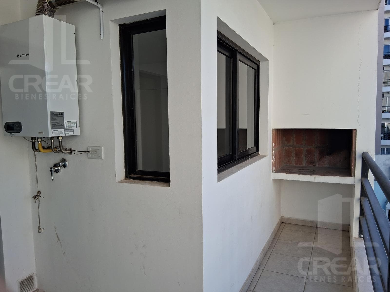 1-bedroom apartment with a balcony and a grill. Parking space included.