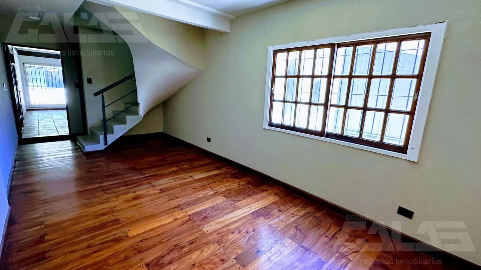 Impressive minimalist-style home in an excellent neighborhood with 4 bedrooms, a park, a barbecue area, and a pool