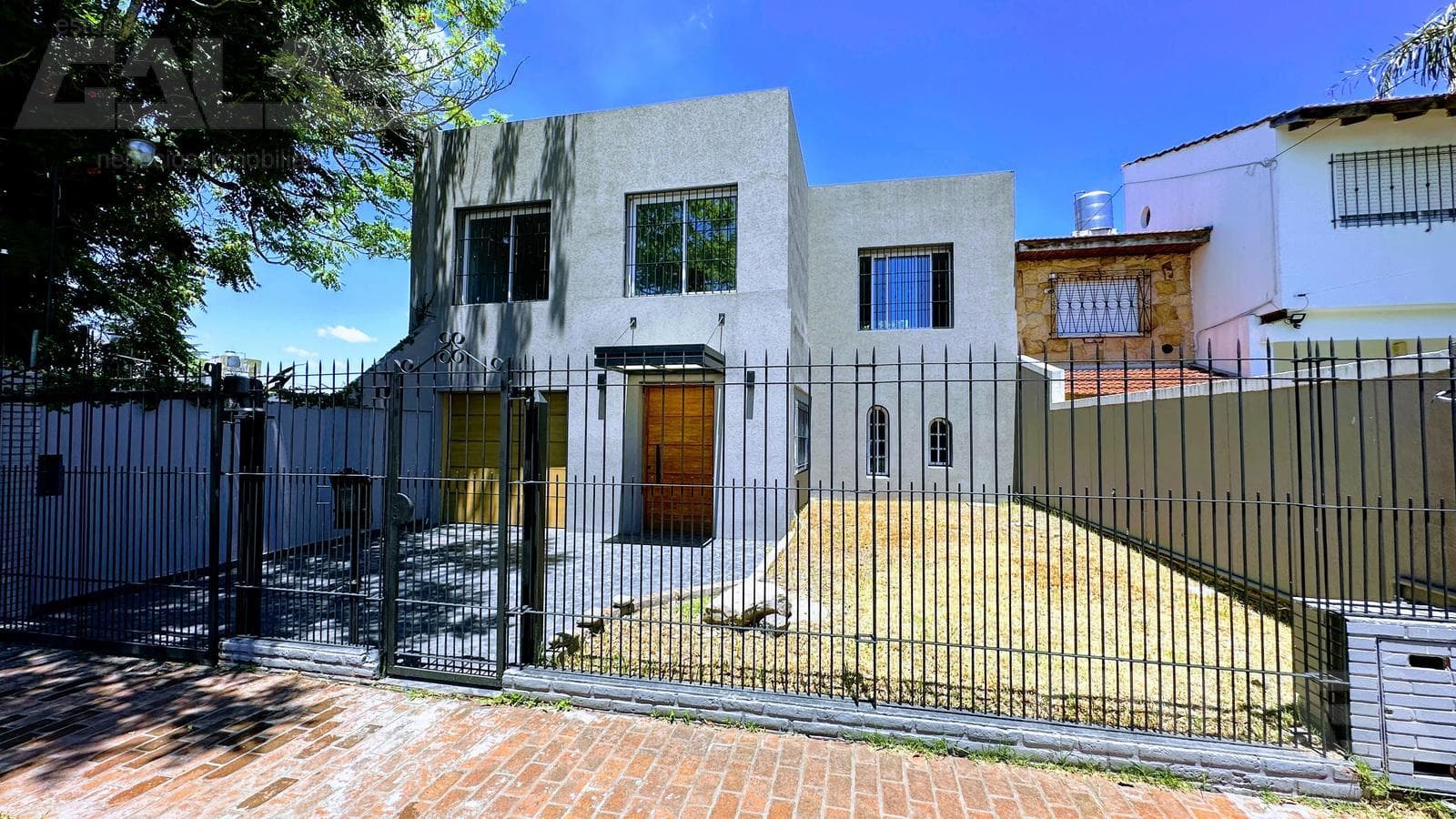 Impressive minimalist-style home in an excellent neighborhood with 4 bedrooms, a park, a barbecue area, and a pool