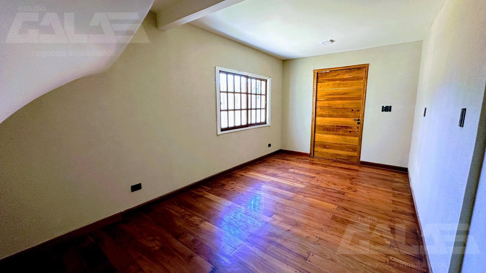 Impressive minimalist-style home in an excellent neighborhood with 4 bedrooms, a park, a barbecue area, and a pool