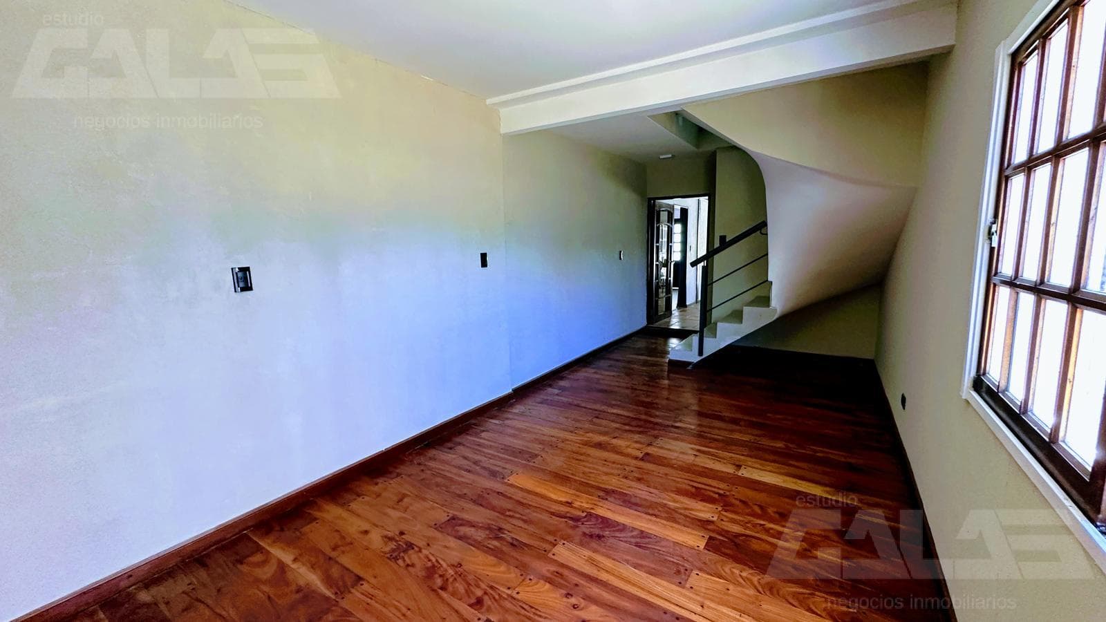 Impressive minimalist-style home in an excellent neighborhood with 4 bedrooms, a park, a barbecue area, and a pool