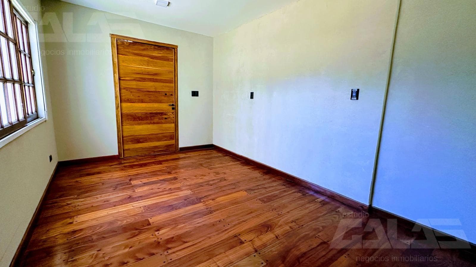 Impressive minimalist-style home in an excellent neighborhood with 4 bedrooms, a park, a barbecue area, and a pool