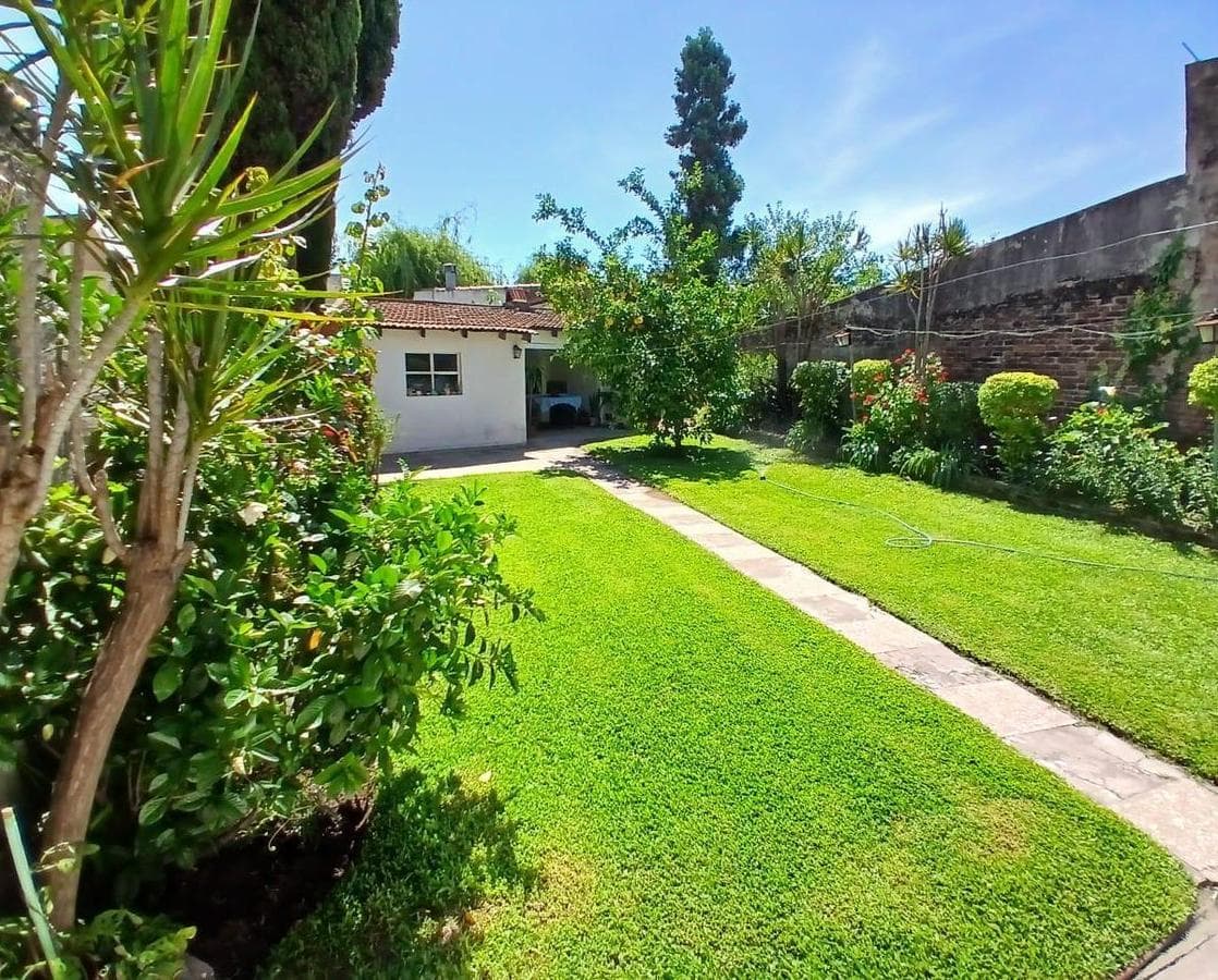 For Sale: 6-room house in Santos Lugares—will accept trade