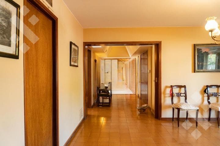 HOUSE FOR SALE IN DOWNTOWN ALLEN, RÍO NEGRO PROVINCE. 8 ROOMS, BARBECUE AREA, YARD, 3 BATHROOMS, 2 TOILETS