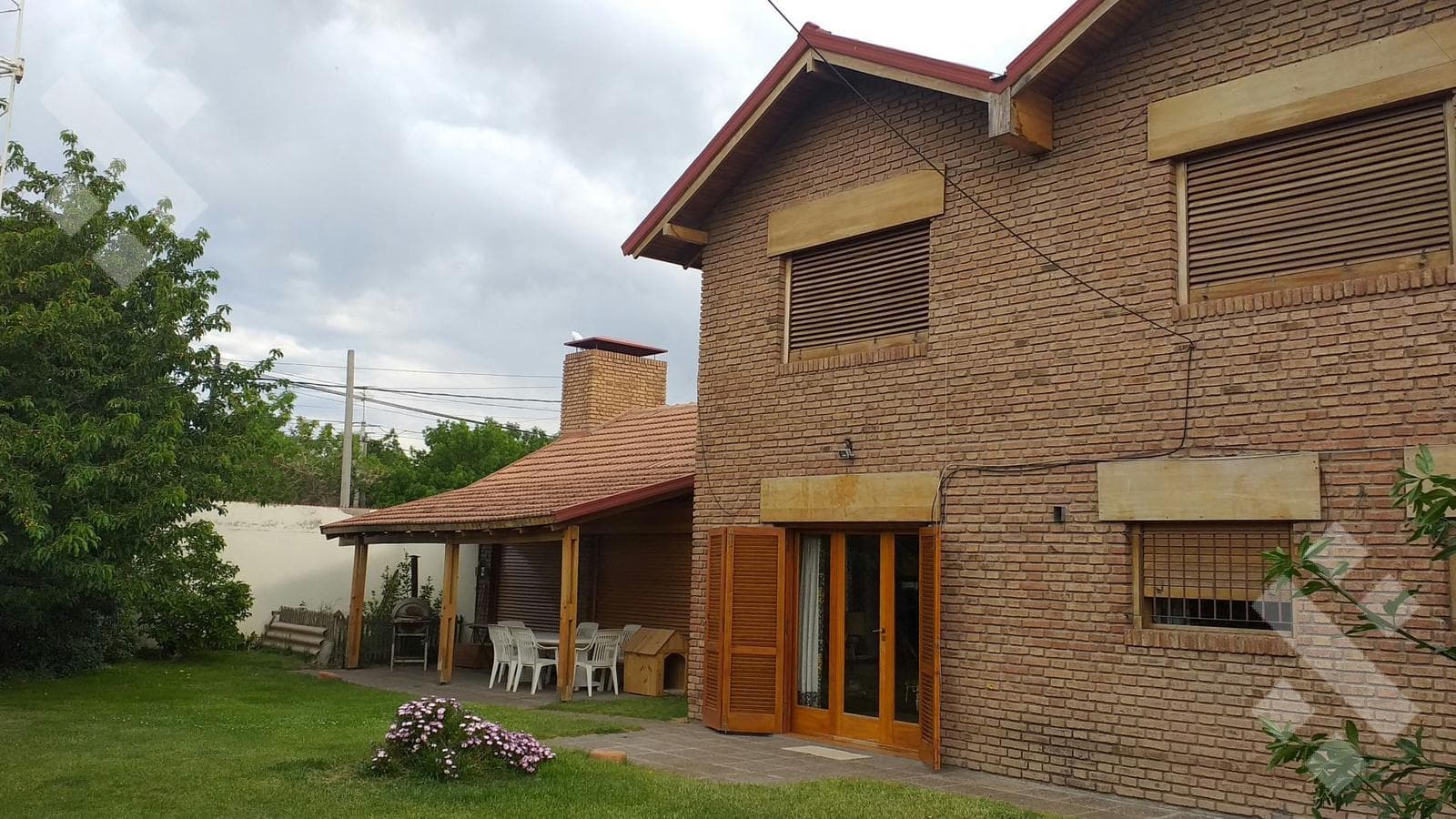 HOUSE FOR SALE IN DOWNTOWN ALLEN, RÍO NEGRO PROVINCE. 8 ROOMS, BARBECUE AREA, YARD, 3 BATHROOMS, 2 TOILETS