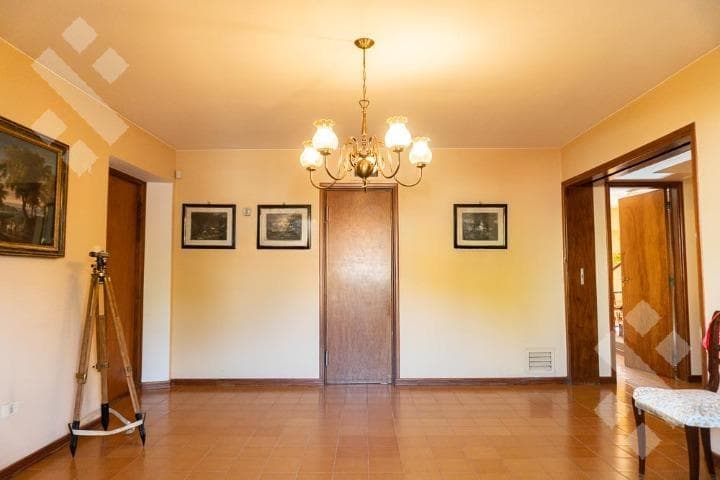 HOUSE FOR SALE IN DOWNTOWN ALLEN, RÍO NEGRO PROVINCE. 8 ROOMS, BARBECUE AREA, YARD, 3 BATHROOMS, 2 TOILETS