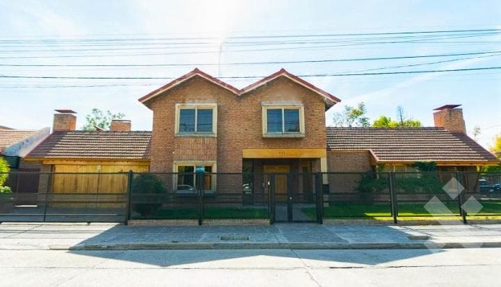 HOUSE FOR SALE IN DOWNTOWN ALLEN, RÍO NEGRO PROVINCE. 8 ROOMS, BARBECUE AREA, YARD, 3 BATHROOMS, 2 TOILETS