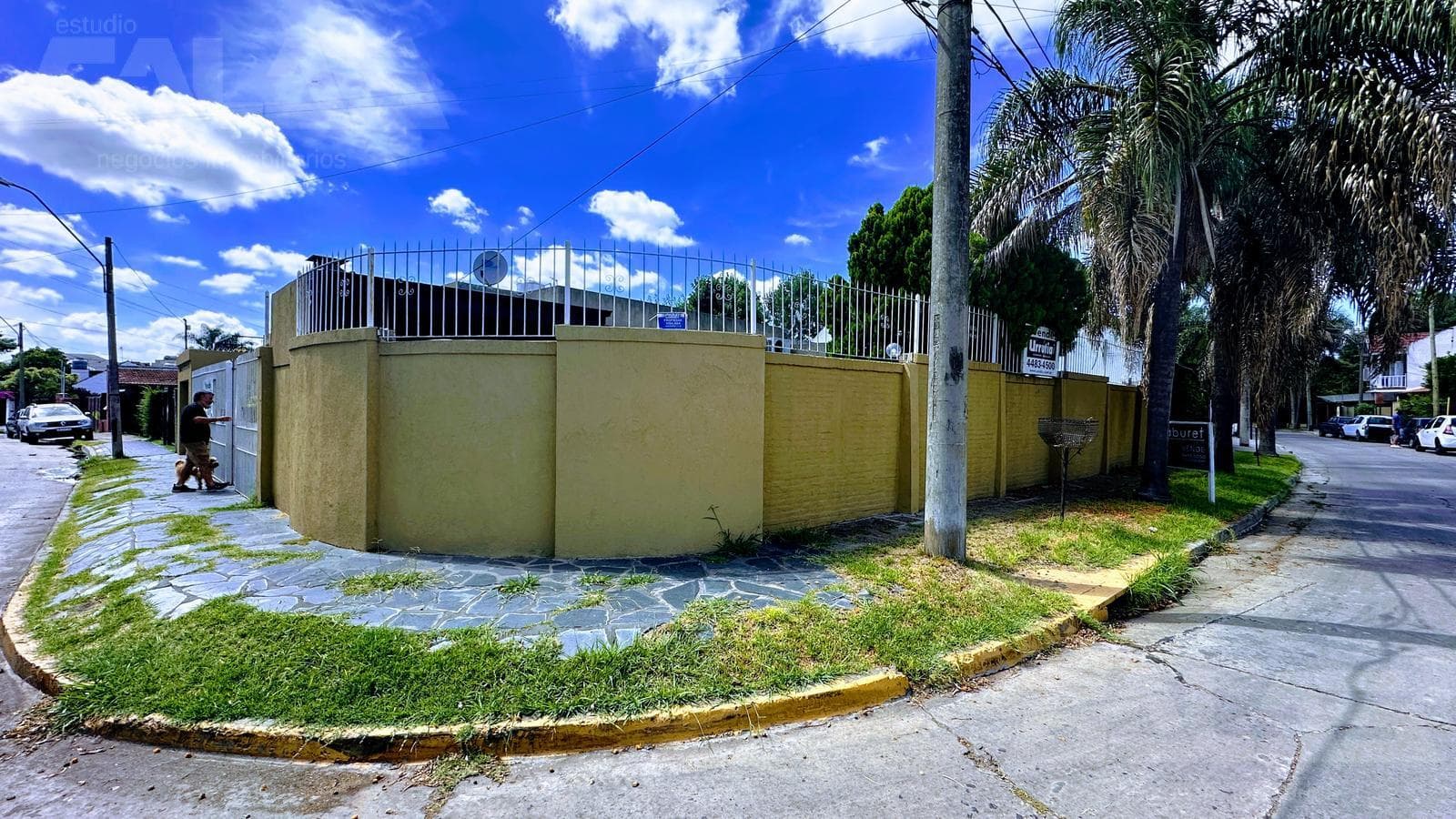 4-room house with a pool. Ituzaingó Norte, 4 blocks away