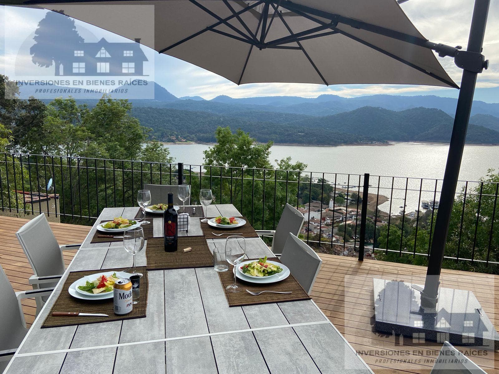 House for sale in Valle de Bravo, with a view of the lake
