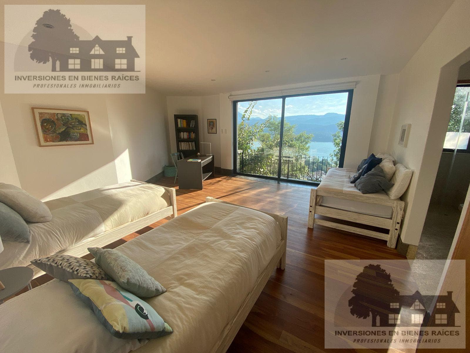 House for sale in Valle de Bravo, with a view of the lake