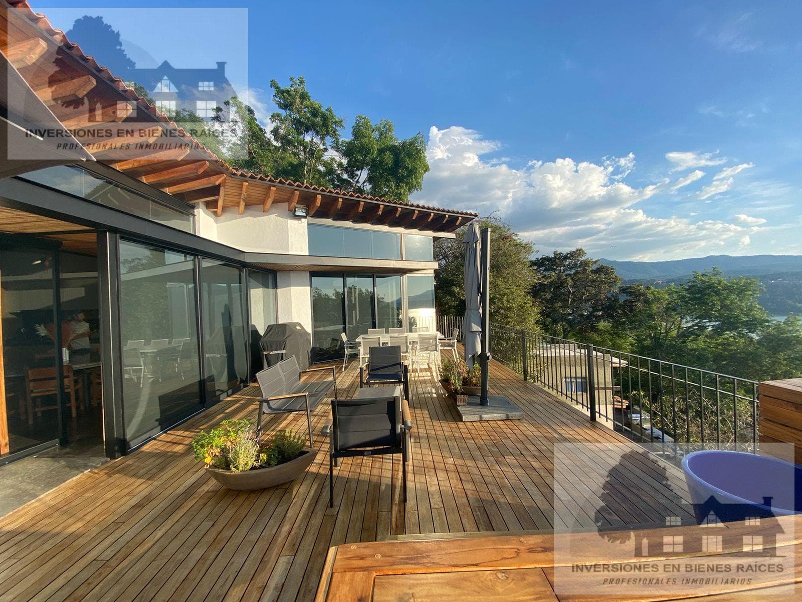 House for Rent in Valle de Bravo with a Lake View