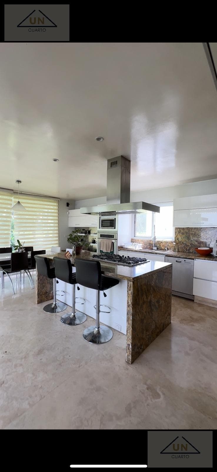 COUNTRY-STYLE GOLF HOME WITH A CAVA ROOM AND GAME ROOM