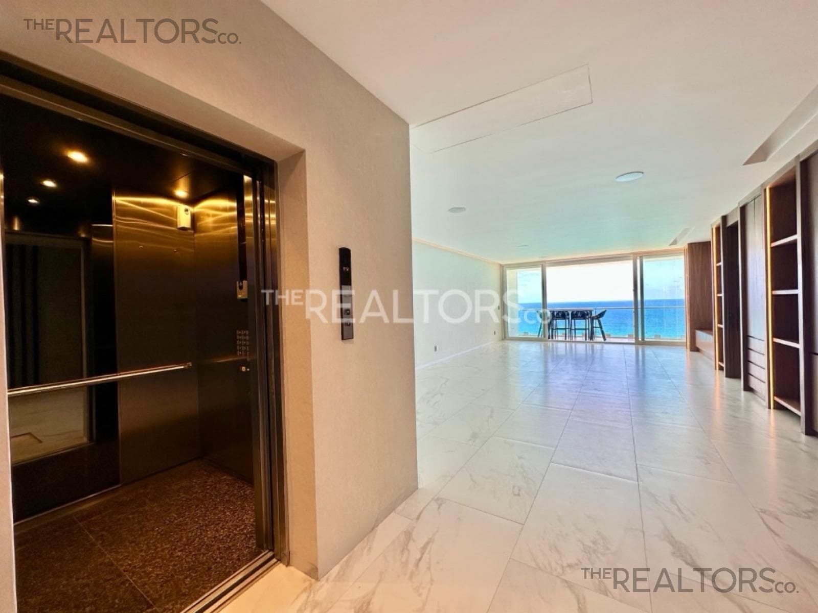 LUXURY APARTMENT IN THE EMERALD RESIDENTIAL TOWER