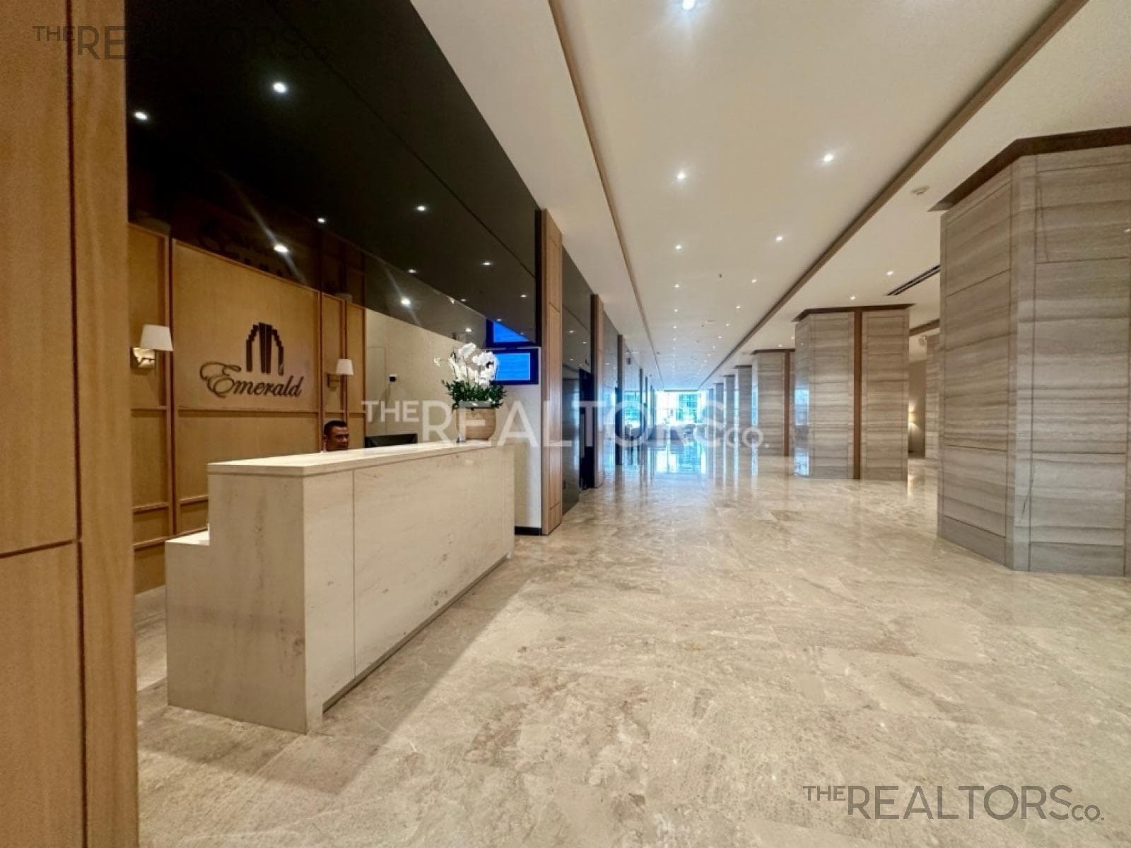 LUXURY APARTMENT IN THE EMERALD RESIDENTIAL TOWER