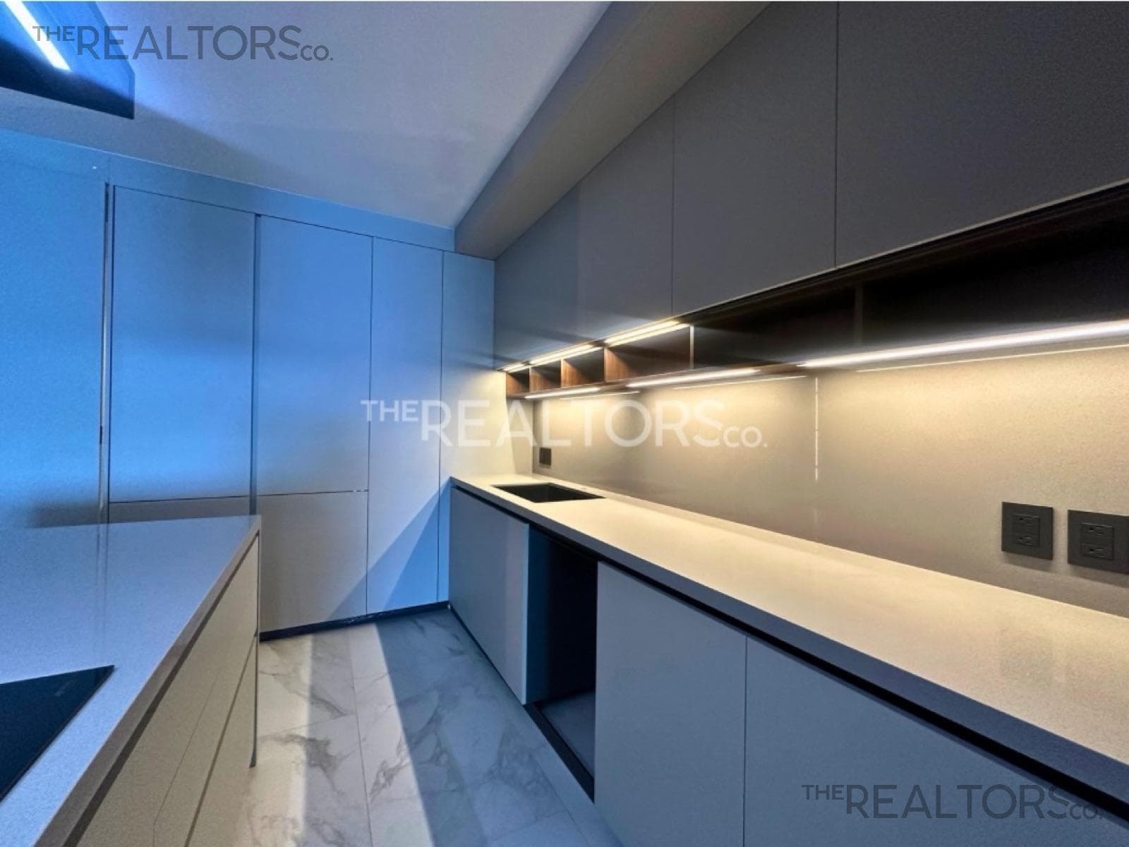 LUXURY APARTMENT IN THE EMERALD RESIDENTIAL TOWER