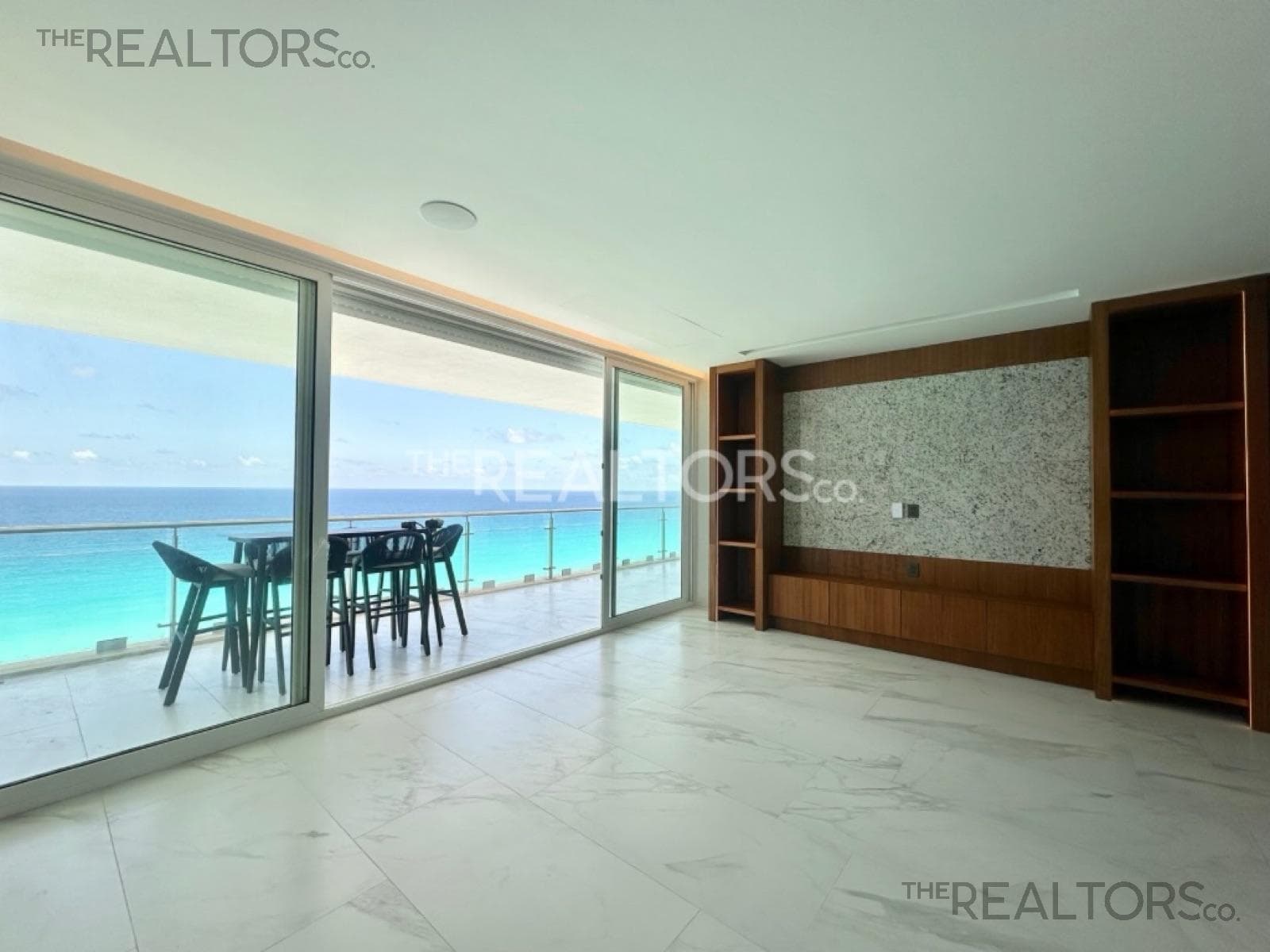 LUXURY APARTMENT IN THE EMERALD RESIDENTIAL TOWER