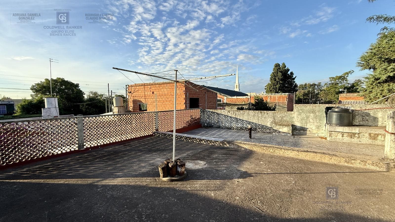 Venta casa 4 ambientes mas departamento cochera terraza Apto credito Merlo