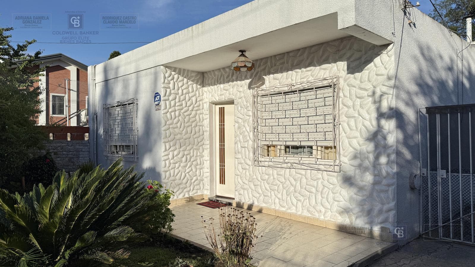 Venta casa 4 ambientes mas departamento cochera terraza Apto credito Merlo