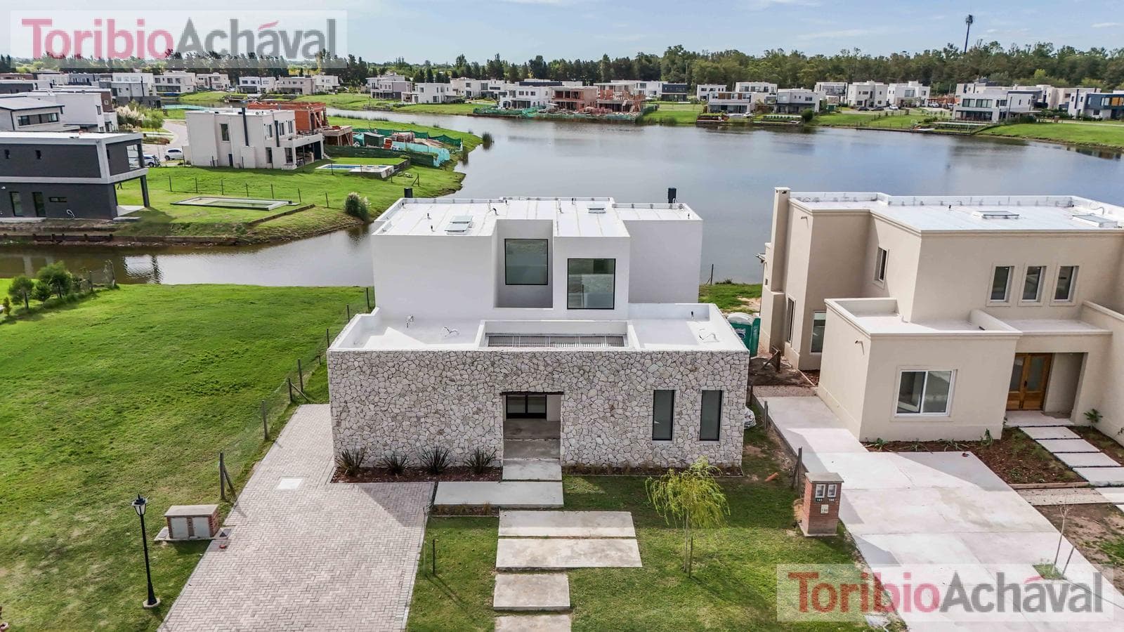 House for sale, on the waterfront, with 7 rooms, in the Santa Ana neighborhood