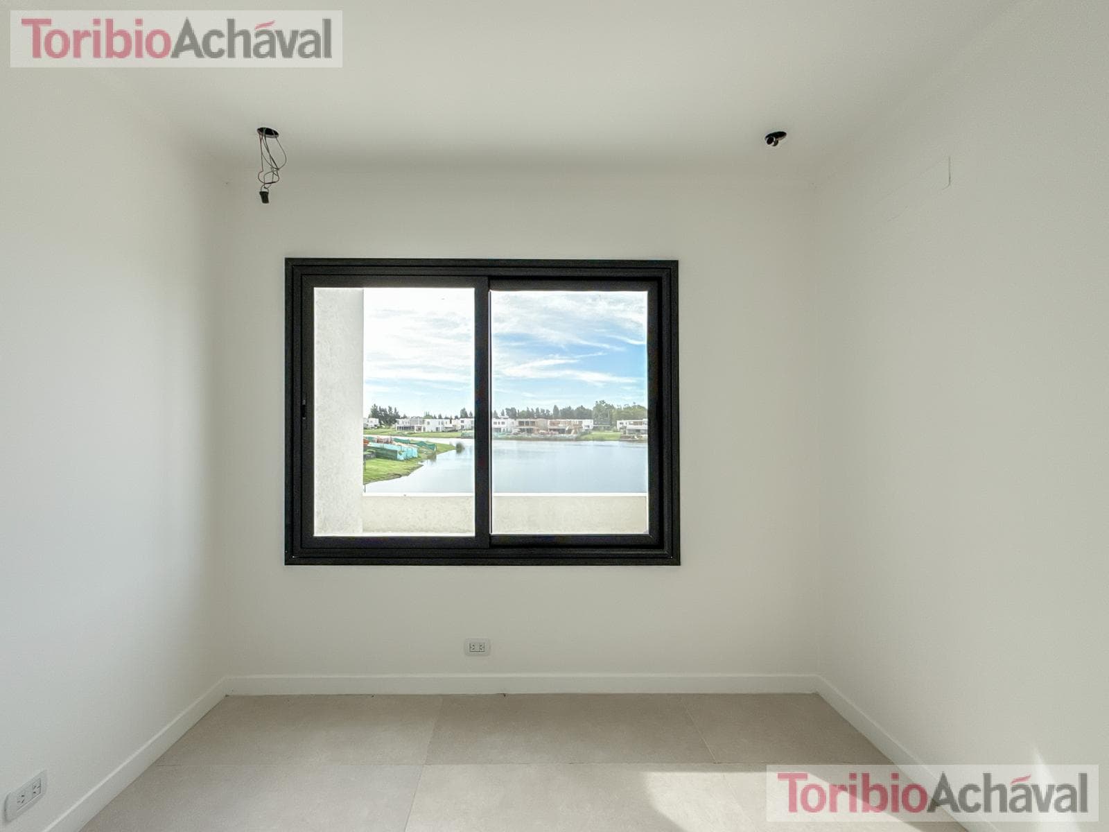 House for sale, on the waterfront, with 7 rooms, in the Santa Ana neighborhood