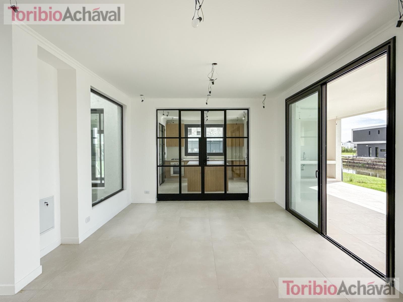House for sale, on the waterfront, with 7 rooms, in the Santa Ana neighborhood