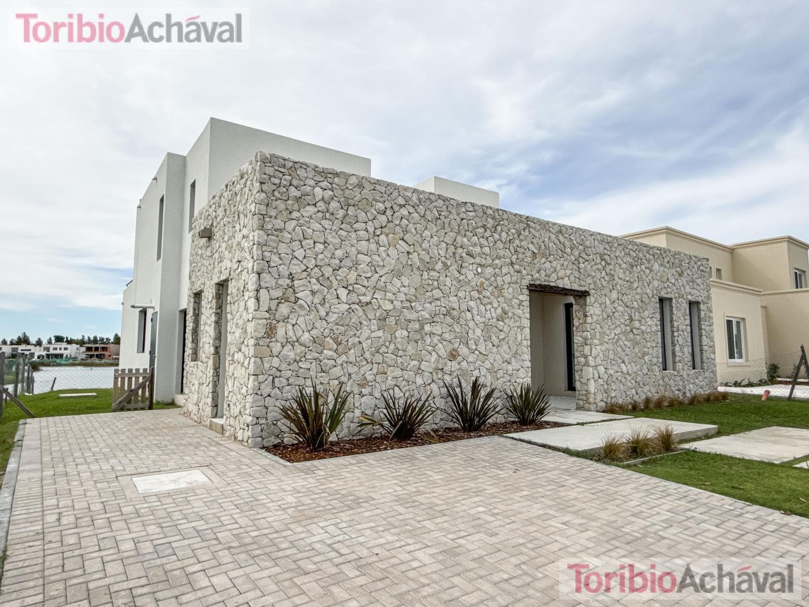 House for sale, on the waterfront, with 7 rooms, in the Santa Ana neighborhood