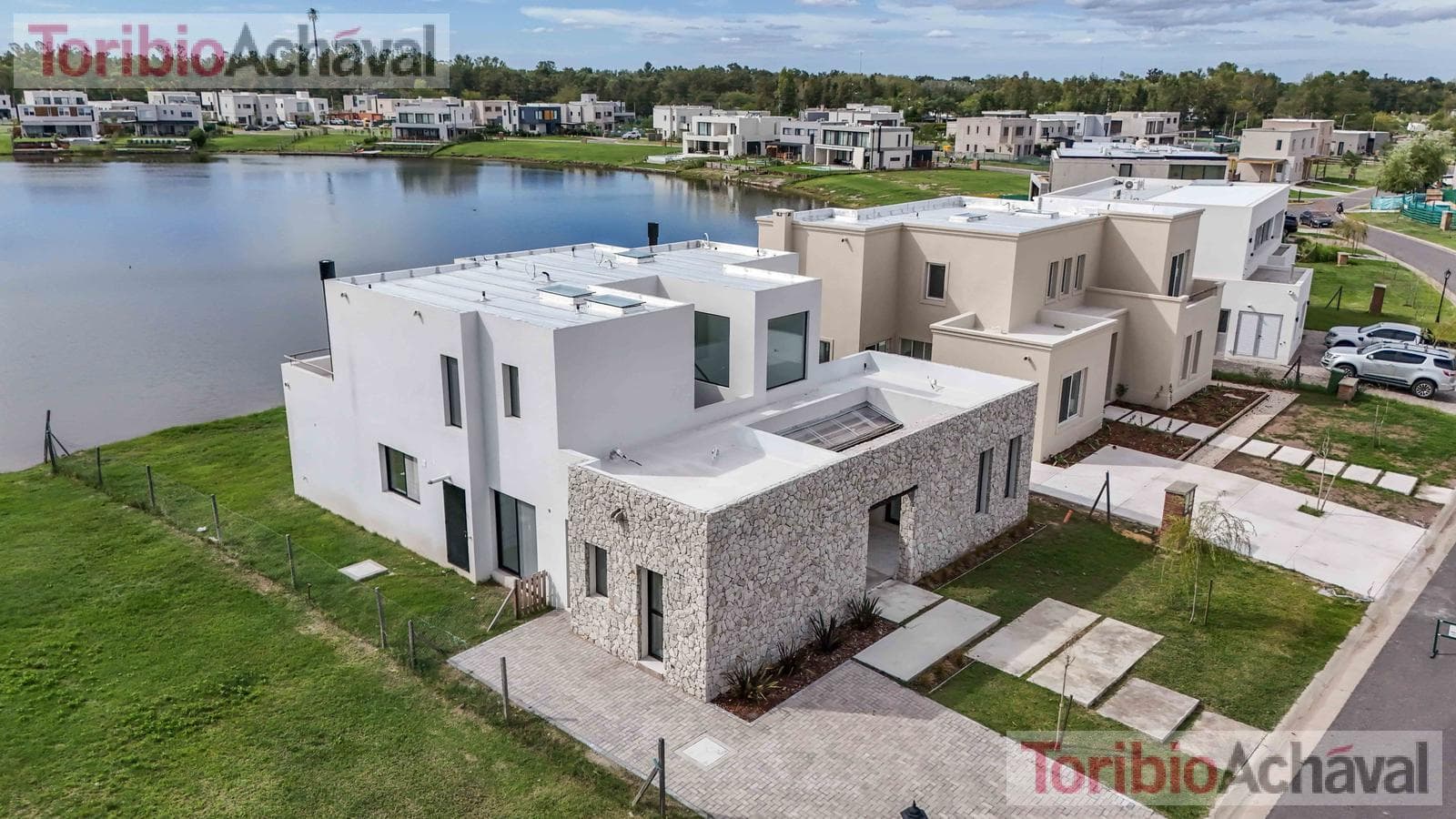 House for sale, on the waterfront, with 7 rooms, in the Santa Ana neighborhood