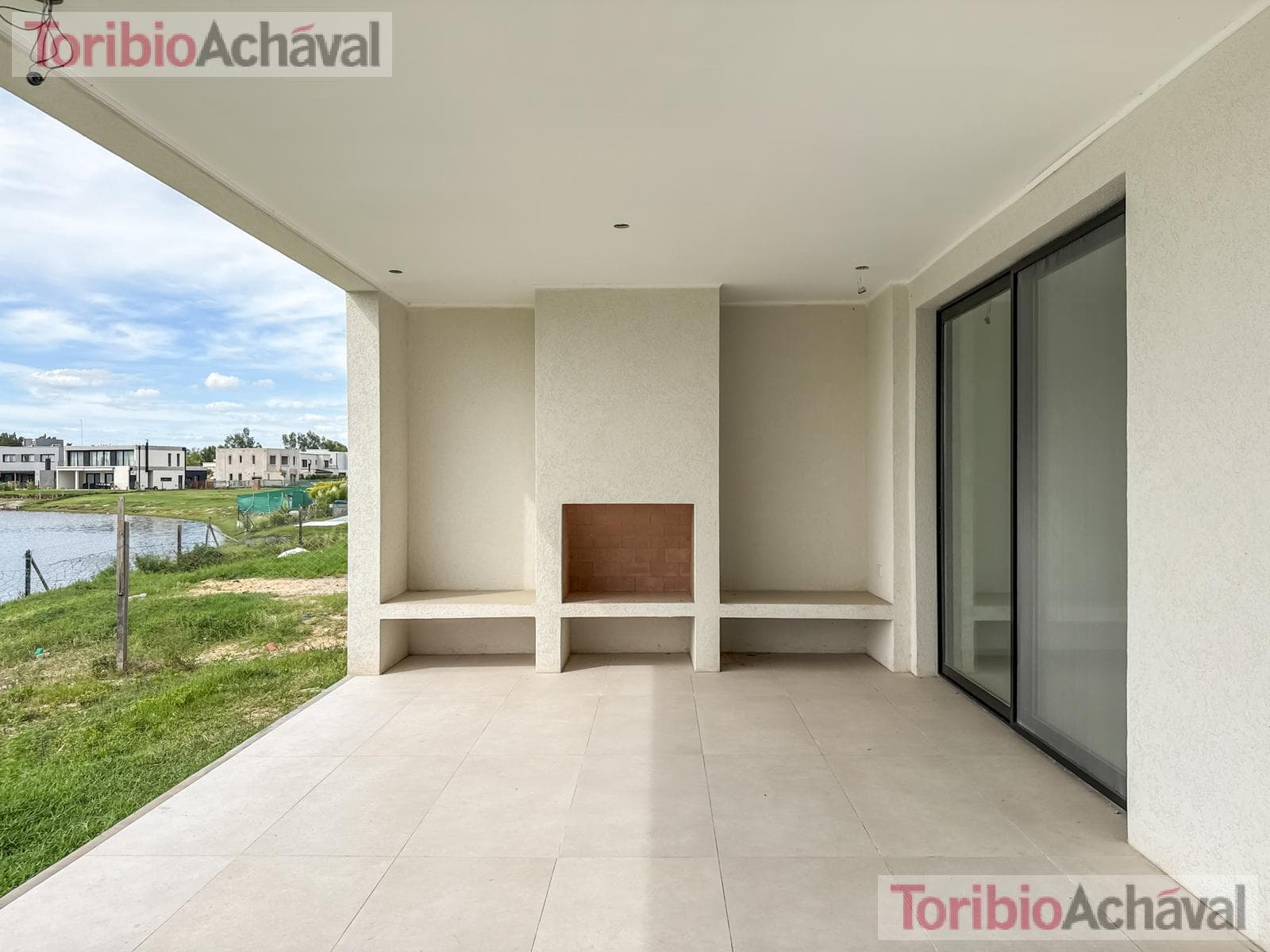House for sale, on the waterfront, with 7 rooms, in the Santa Ana neighborhood