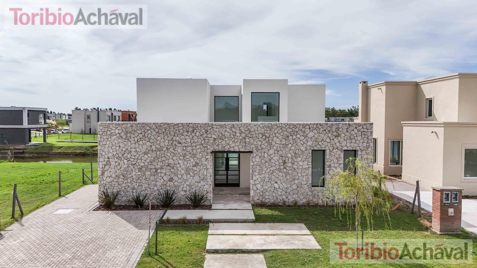 House for sale, on the waterfront, with 7 rooms, in the Santa Ana neighborhood