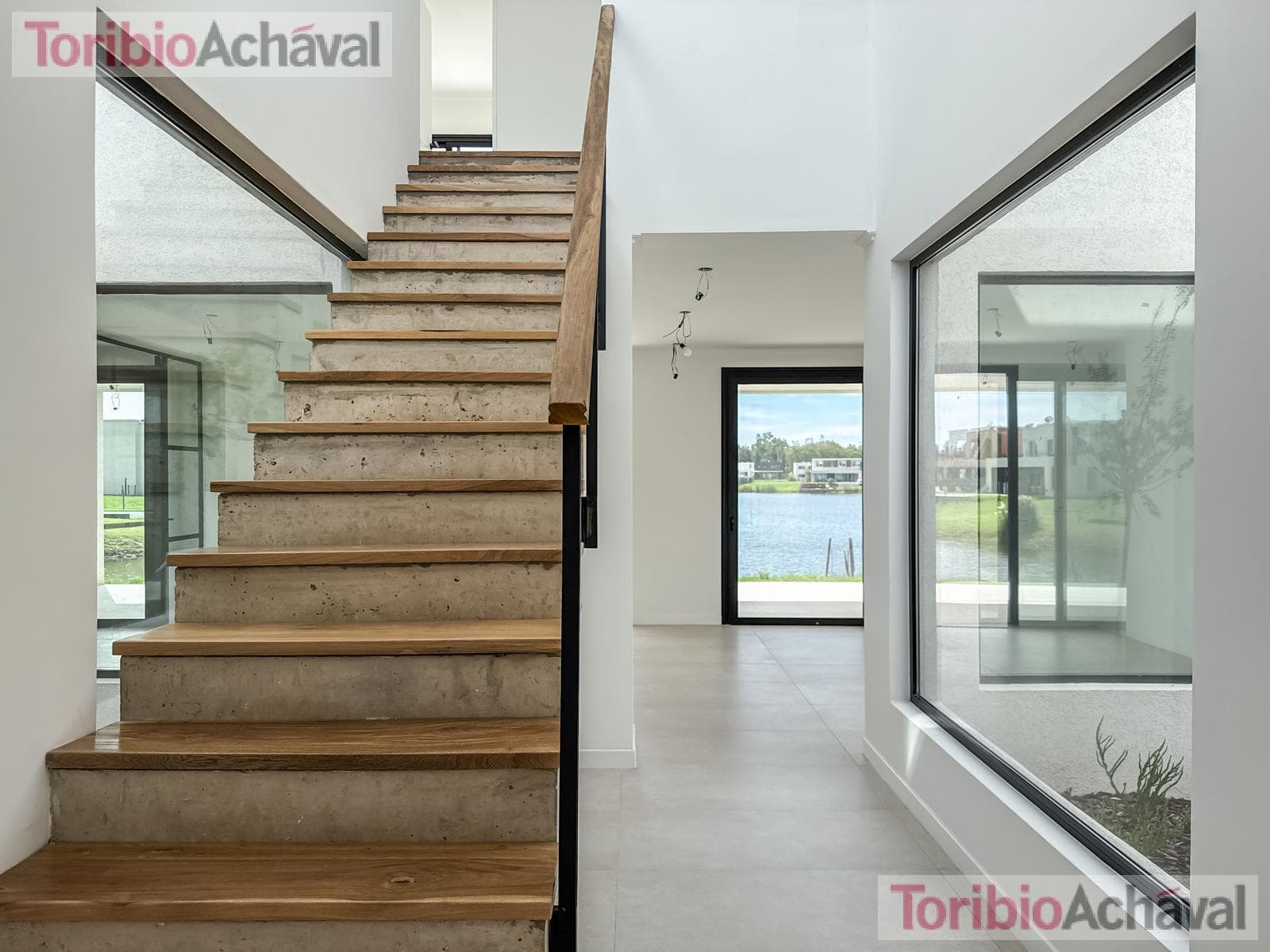 House for sale, on the waterfront, with 7 rooms, in the Santa Ana neighborhood