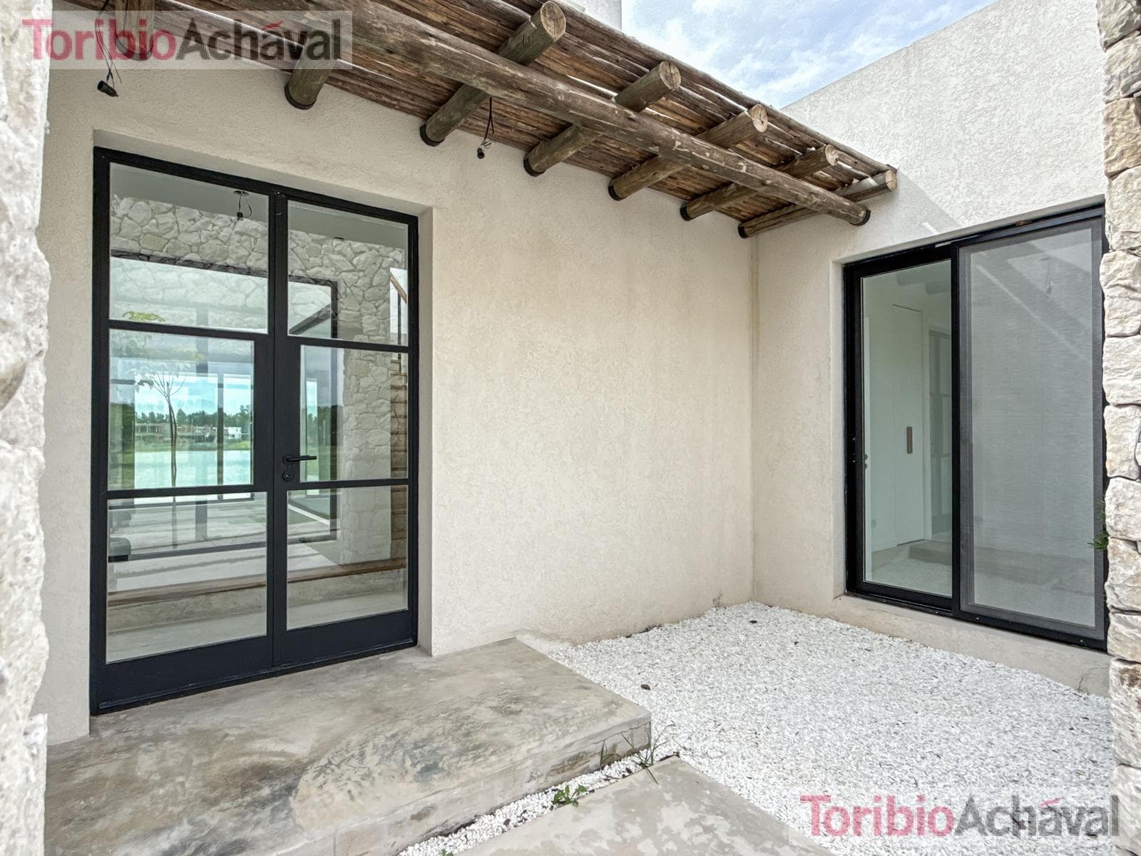 House for sale, on the waterfront, with 7 rooms, in the Santa Ana neighborhood