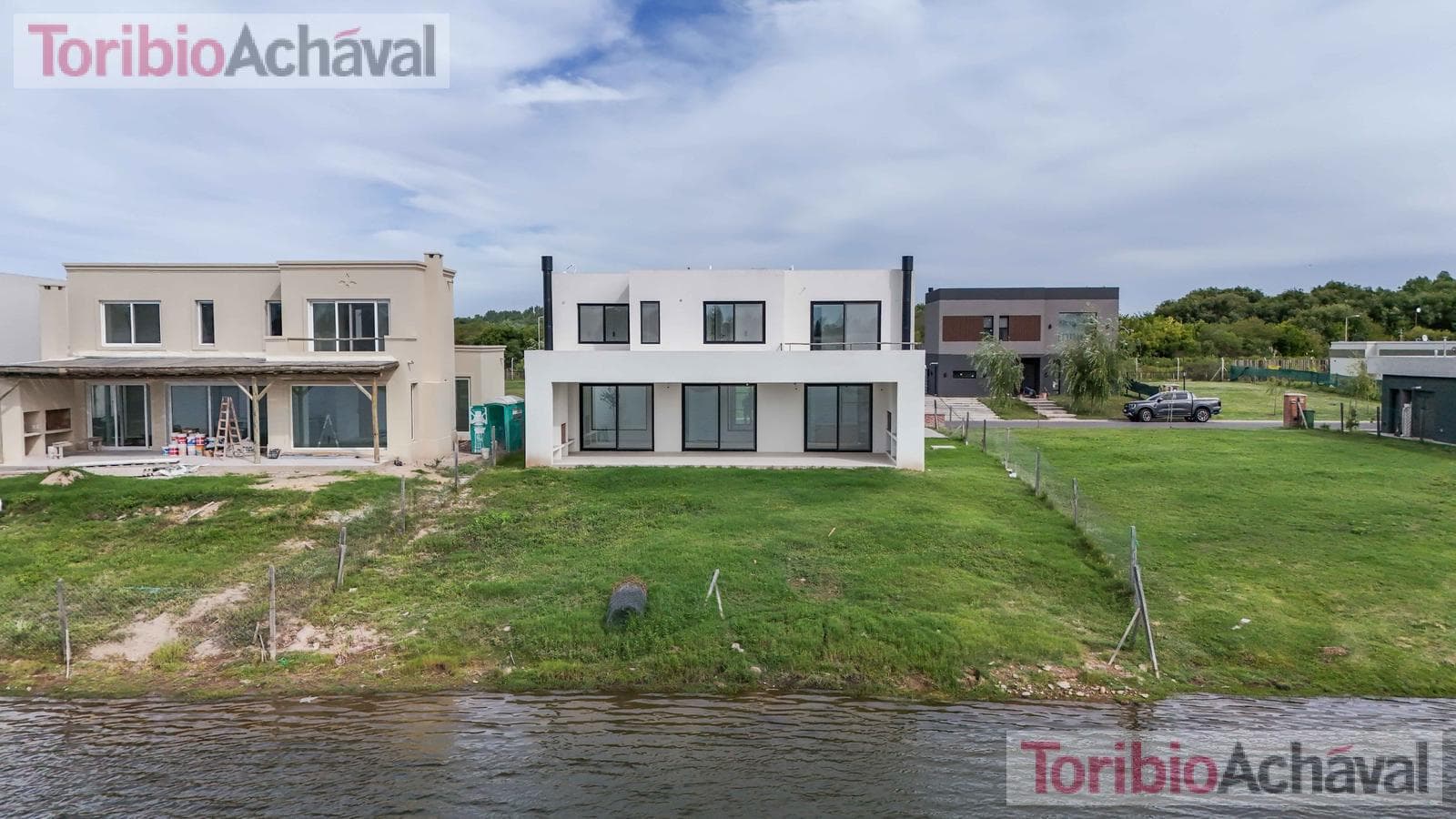 House for sale, on the waterfront, with 7 rooms, in the Santa Ana neighborhood