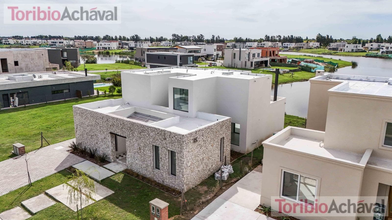 House for sale, on the waterfront, with 7 rooms, in the Santa Ana neighborhood
