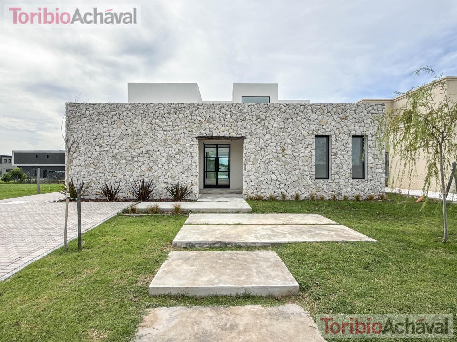 House for sale, on the waterfront, with 7 rooms, in the Santa Ana neighborhood