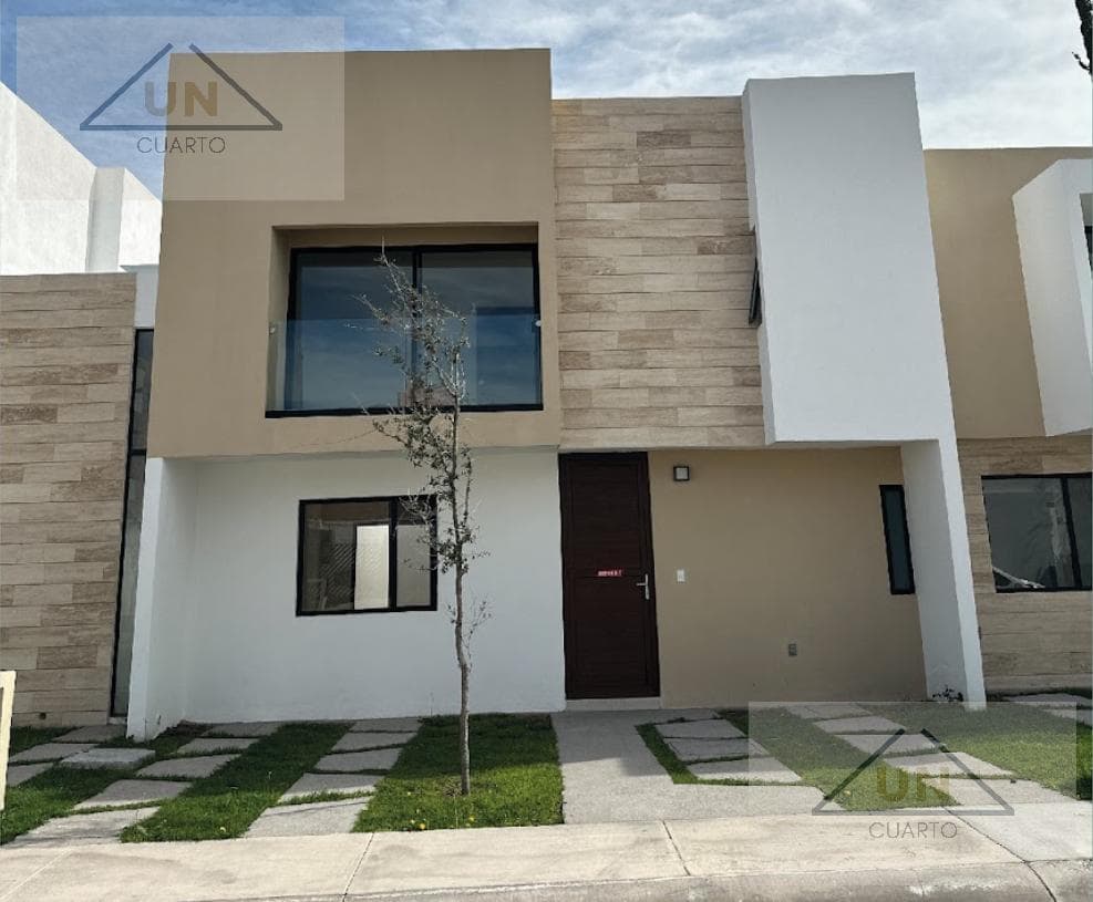 House on a PRIVATE Street with a Pool by Muñoz