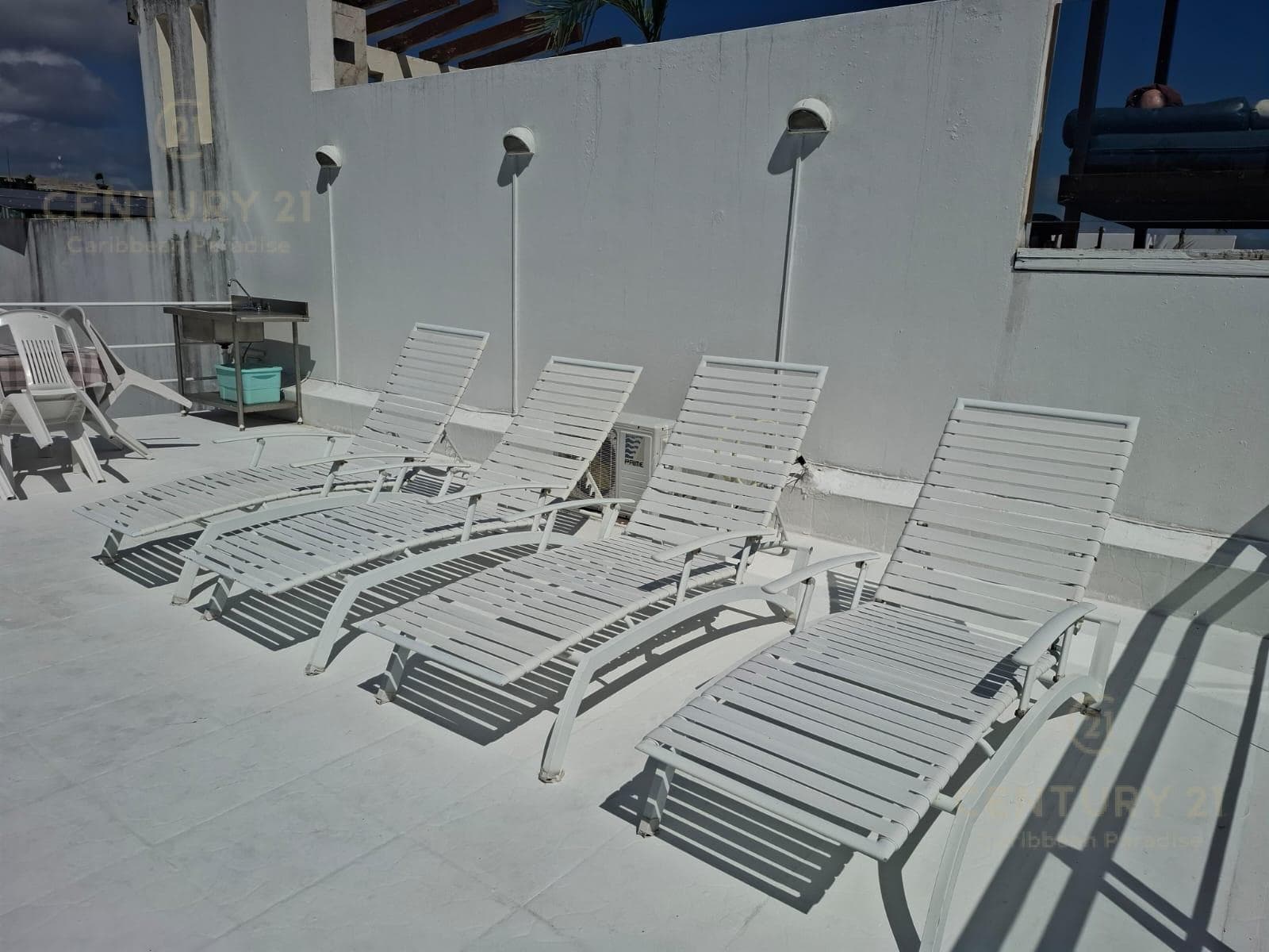 Investment Opportunity: 3-Bedroom Penthouse in the City Center, Just Steps from the Beach P4369