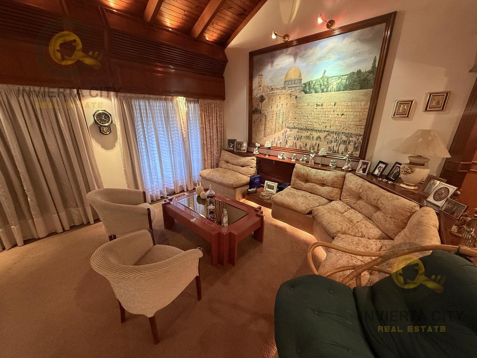 Stunning corner house in Cofico for sale and rent; suitable for commercial use