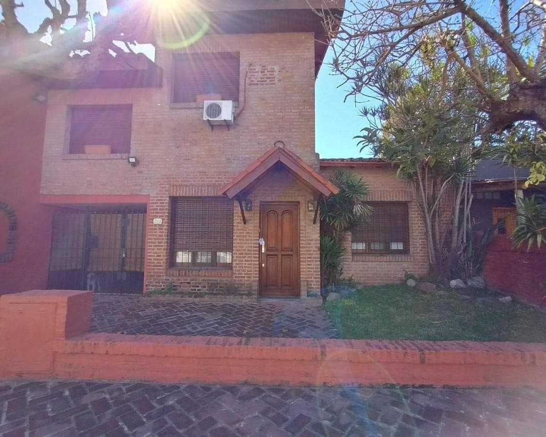 FOR SALE - 4-Bedroom House in Martínez, with Garden, Pool, and 3-Car Garage