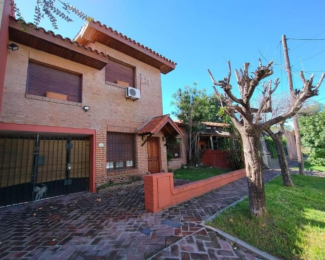 FOR SALE - 4-Bedroom House in Martínez, with Garden, Pool, and 3-Car Garage