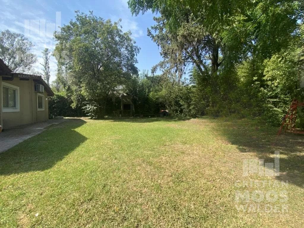 House for sale on Ing. Maschwitz Street, 3 bedrooms and a pool in Las Glorias