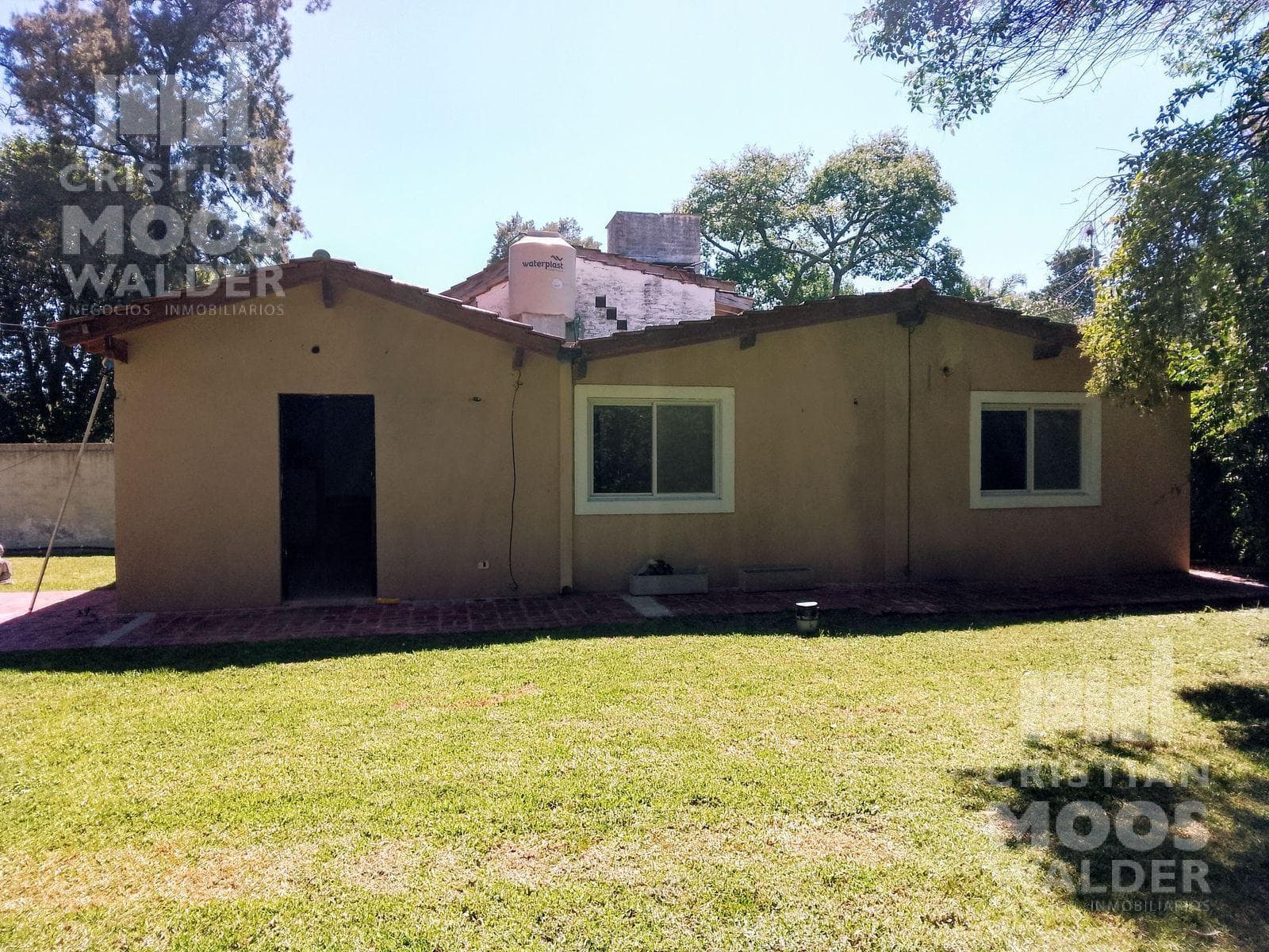 House for sale on Ing. Maschwitz Street, 3 bedrooms and a pool in Las Glorias