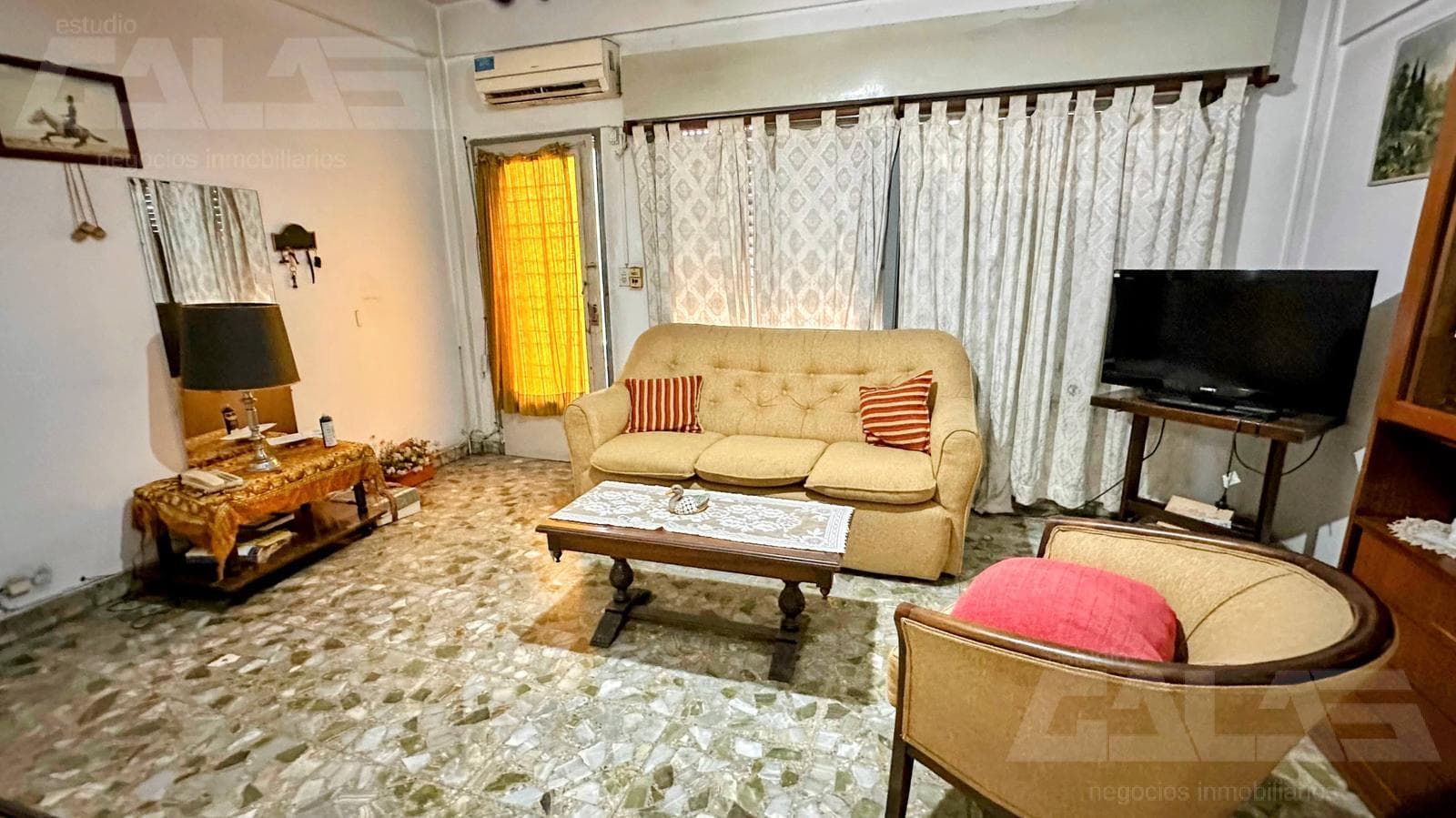 3-room apartment in a single-story home with a patio and garage, in Castelar Sur