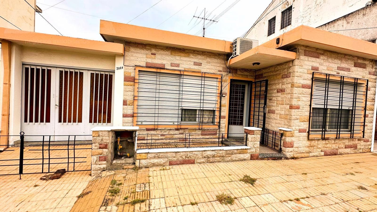 3-room apartment in a single-story home with a patio and garage, in Castelar Sur