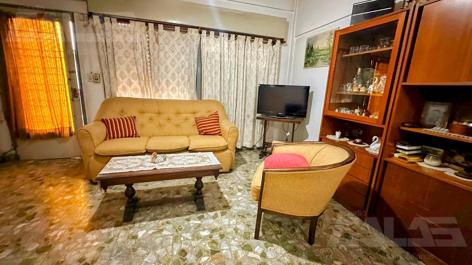 3-room apartment in a single-story home with a patio and garage, in Castelar Sur