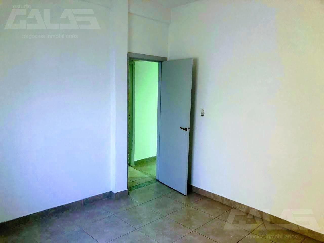 3-room apartment across from the station. For professional tenants only.