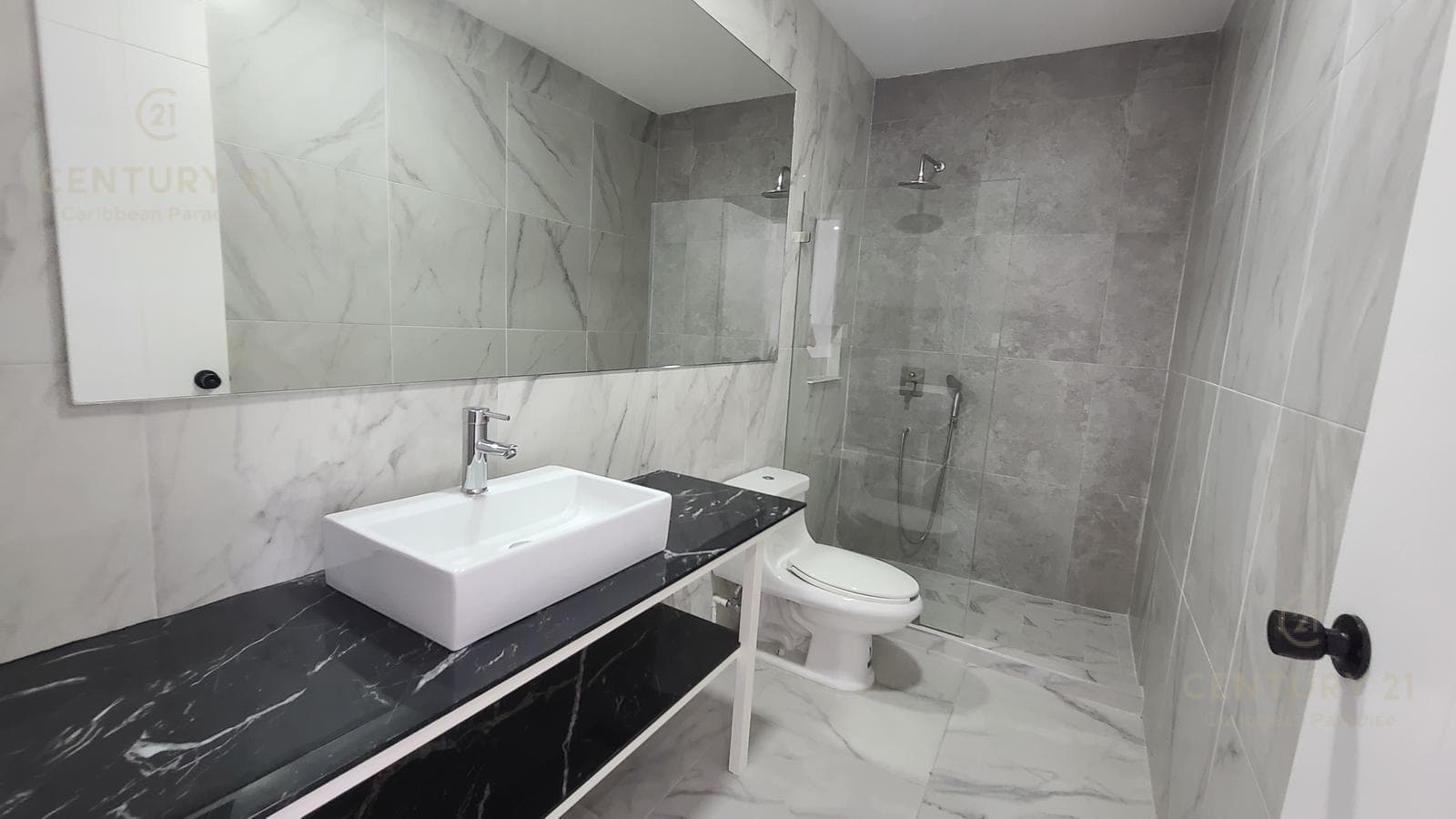 Amplio penthouse de 3 rec con roof top en venta en Ocean Blue Playa del Carmen P4373