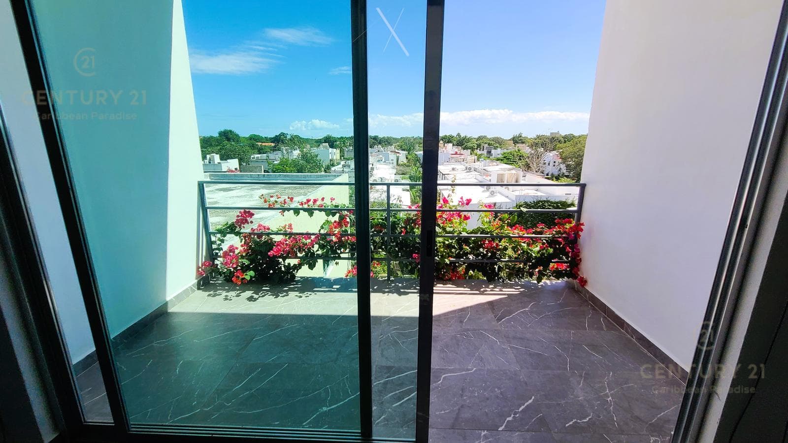 Amplio penthouse de 3 rec con roof top en venta en Ocean Blue Playa del Carmen P4373