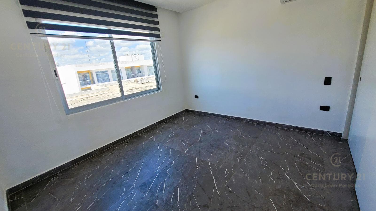 Amplio penthouse de 3 rec con roof top en venta en Ocean Blue Playa del Carmen P4373