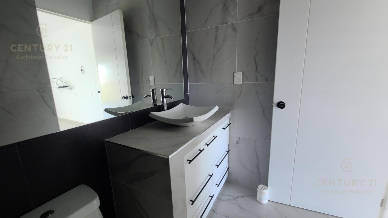 Amplio penthouse de 3 rec con roof top en venta en Ocean Blue Playa del Carmen P4373