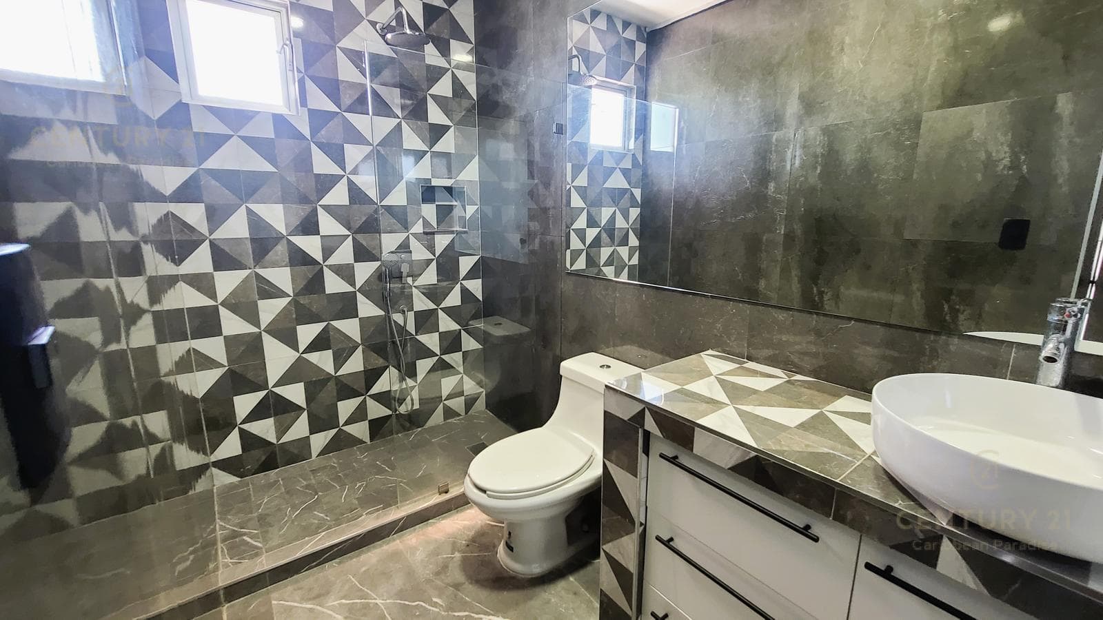 Amplio penthouse de 3 rec con roof top en venta en Ocean Blue Playa del Carmen P4373